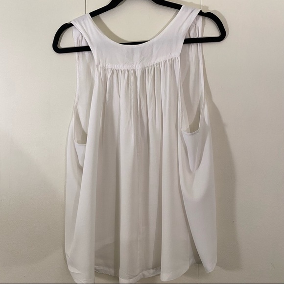 ✨5 FOR 35$ ✨ White Flowy Top - Picture 2 of 3